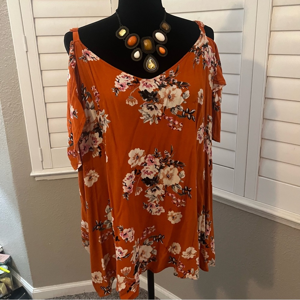 Orange and white floral cold shoulder shirt in a size 3XL.